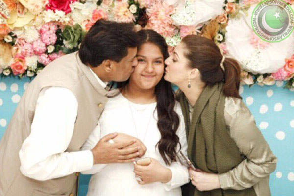 Maryam Nawaz kissing her daughter pic