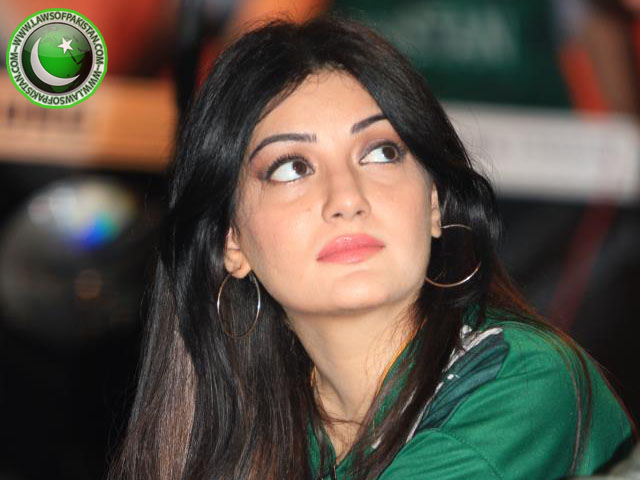 Here in this hot picture she is looking upward while in green Paki T shirt. Sadaf Abdul Jabbar is one of the most experienced female newscaster in Pakistan. - sadaf-abdul-jabbar-hot-picture